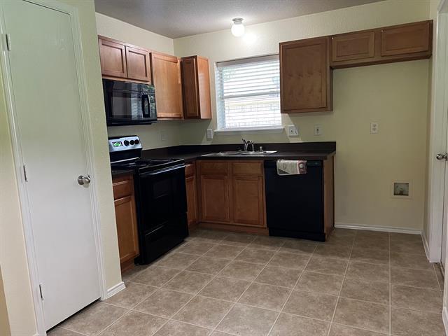 Building Photo - 421 Bretts Way