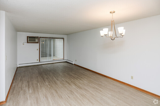 1BR, 1BA - 670SF - Surrey Gardens Apartments