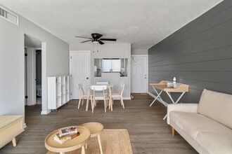 Building Photo - Oasis at San Marco