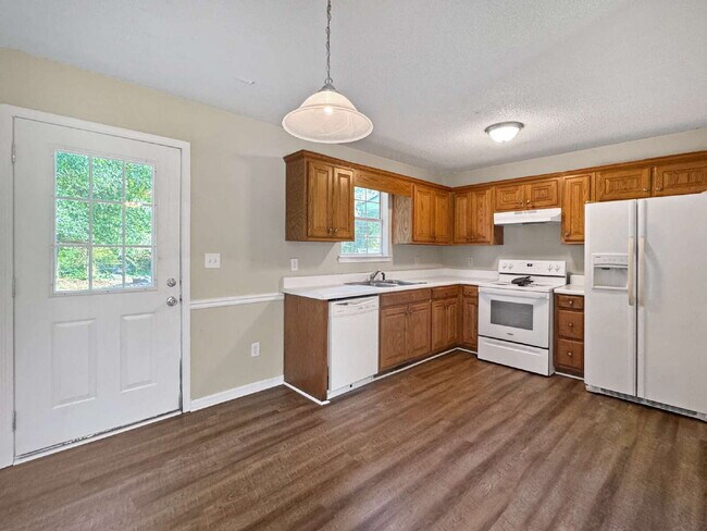Building Photo - Three Bedroom Ranch in North Hall