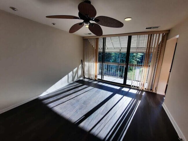 Foto del edificio - 8721 Hayshed Ln