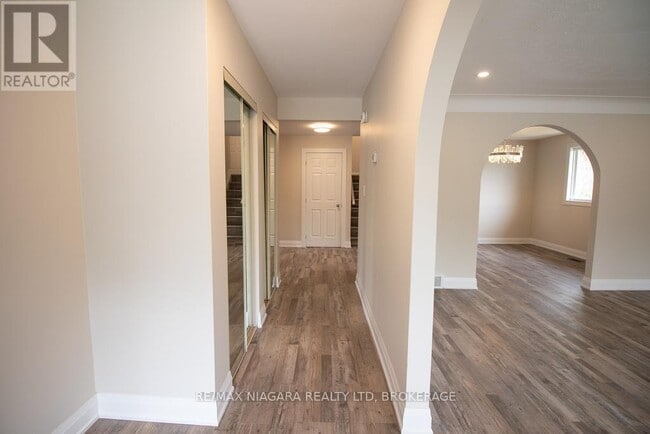 Building Photo - 510 Queen Victoria Dr