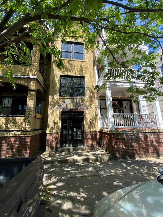 Building Photo - 702 N Colonial Ave