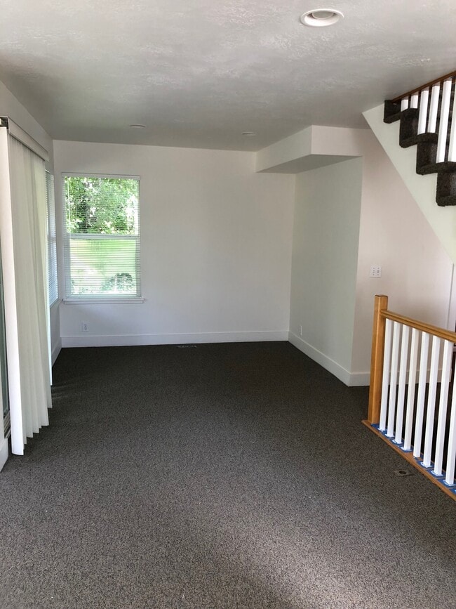 Dining room with slider to patio - 1147 E Garfield Ave