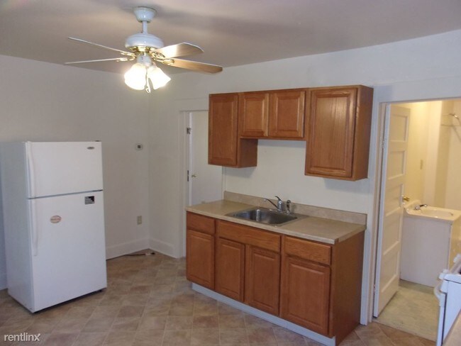 Building Photo - 2 br, 1 bath Apartment - 100 Harry L Dr