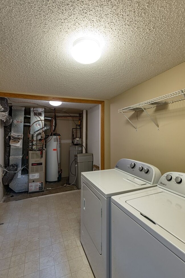 Building Photo - Like New 2 Bed/2 Bath Townhome With Amenities And Attached Garage