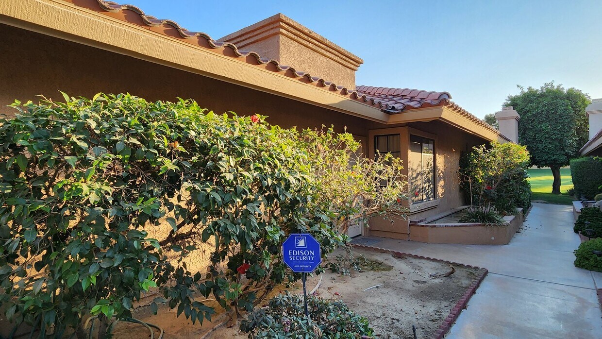 Foto principal - Two bedroom, two bath on the 15th fairway