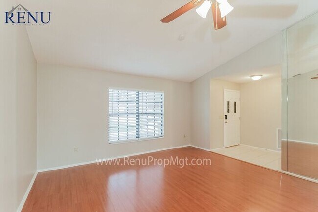 Foto del edificio - Fall into savings with 1/2 off your first ...