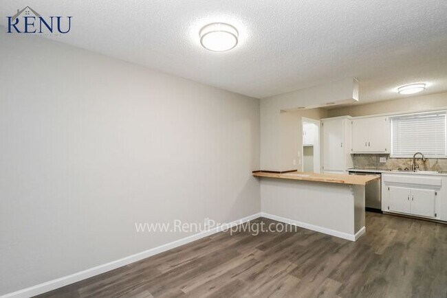Foto del edificio - Available Now!