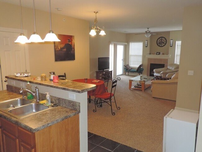 Foto del edificio - $2000 | 3 Bedroom, 2 Bathroom Condo | No P...