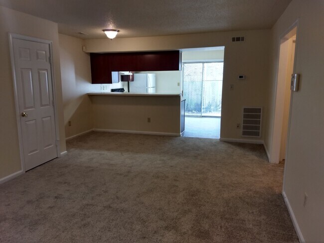 Building Photo - Property MUST be physically viewed before ...