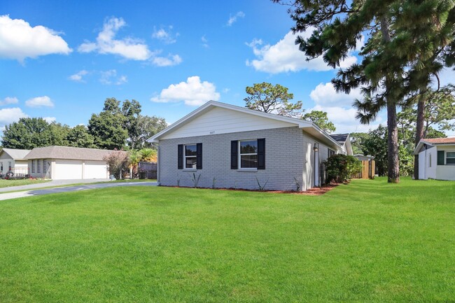 Building Photo - 307 Floral Dr