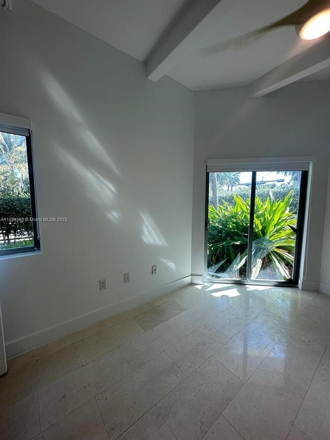 Foto del edificio - 7728 Collins Ave