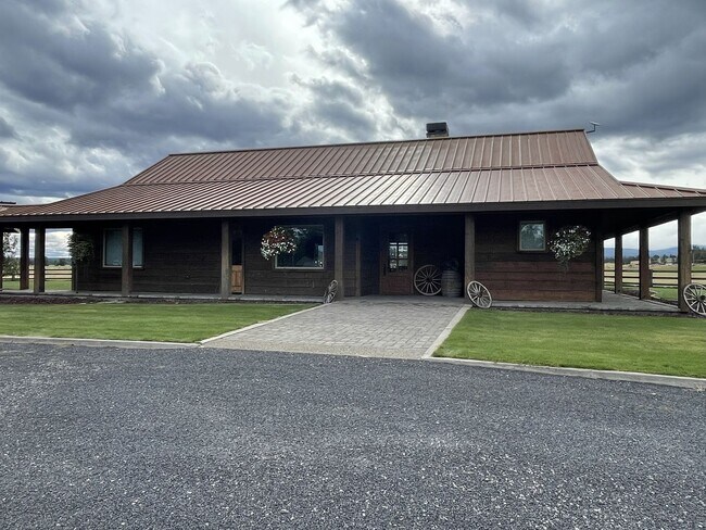 Building Photo - Country Living-Sisters Oregon