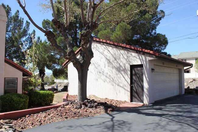 Foto del edificio - 2 Bed with Loft great location!  Community...