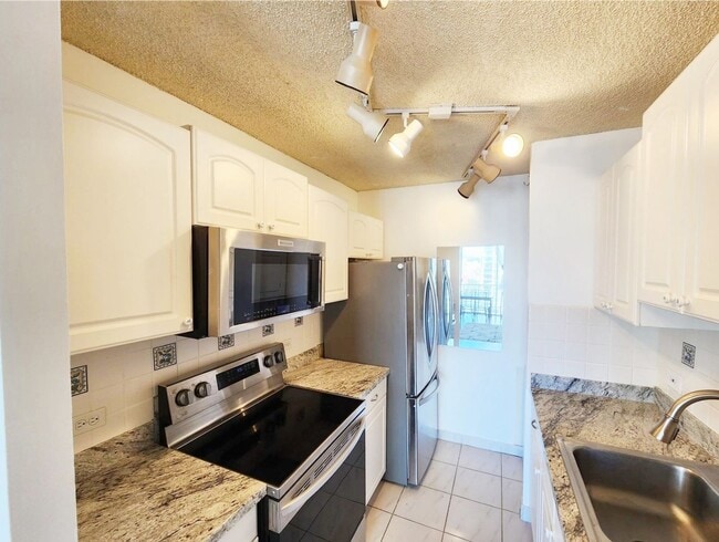 Building Photo - High Rise, Furnished, Central AC