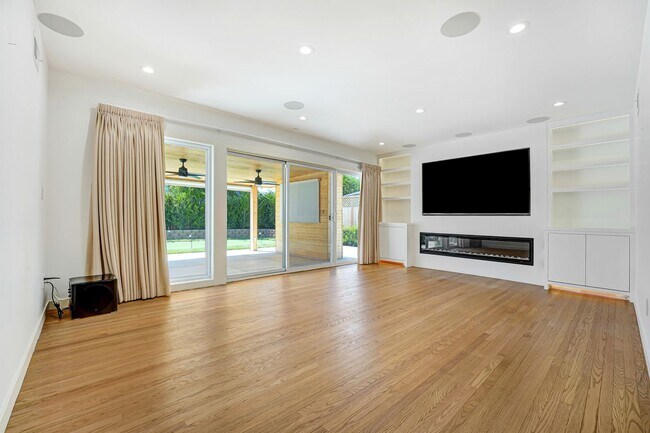 Building Photo - Beautifully Re-Modeled Single Family Home in Canoga Park