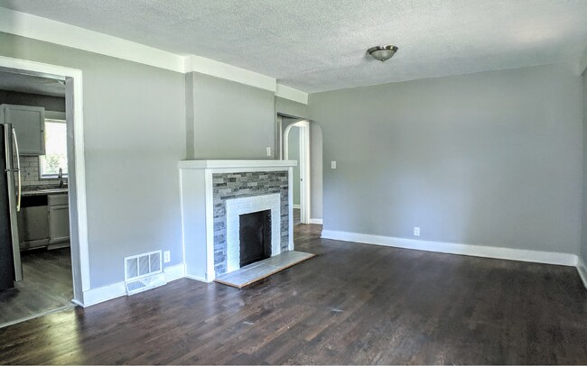 Building Photo - 824 W 30th St