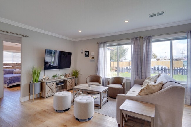 Building Photo - 893 Olivina Ave