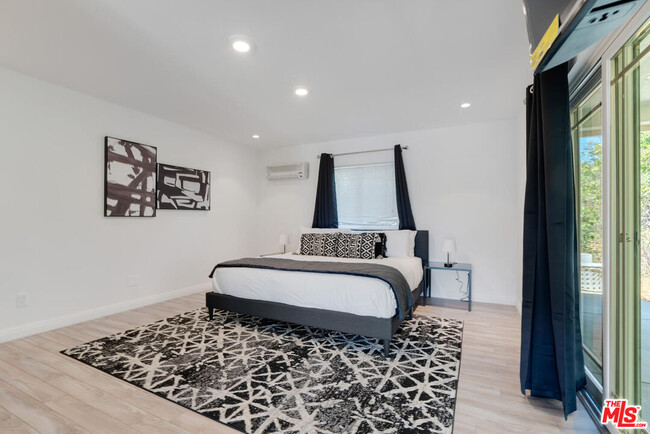 Foto del edificio - 4418 Woodley Ave