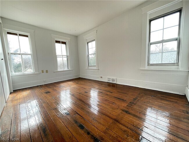Building Photo - 386.5 Silver St