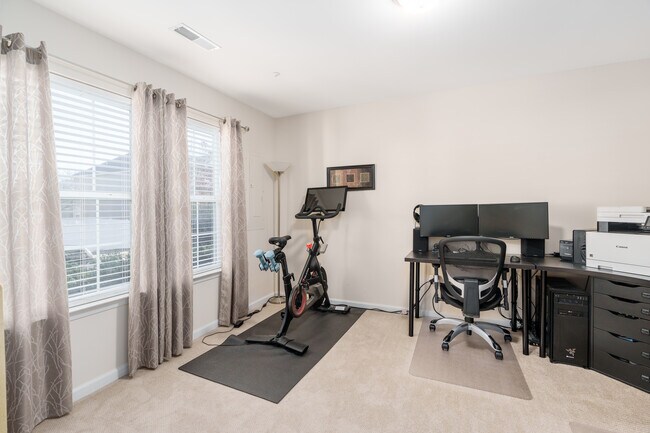 Building Photo - 121 Hopewell Dr