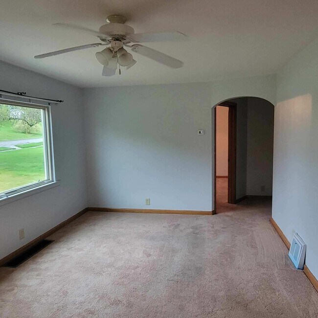 Building Photo - 583 Beacon Rd