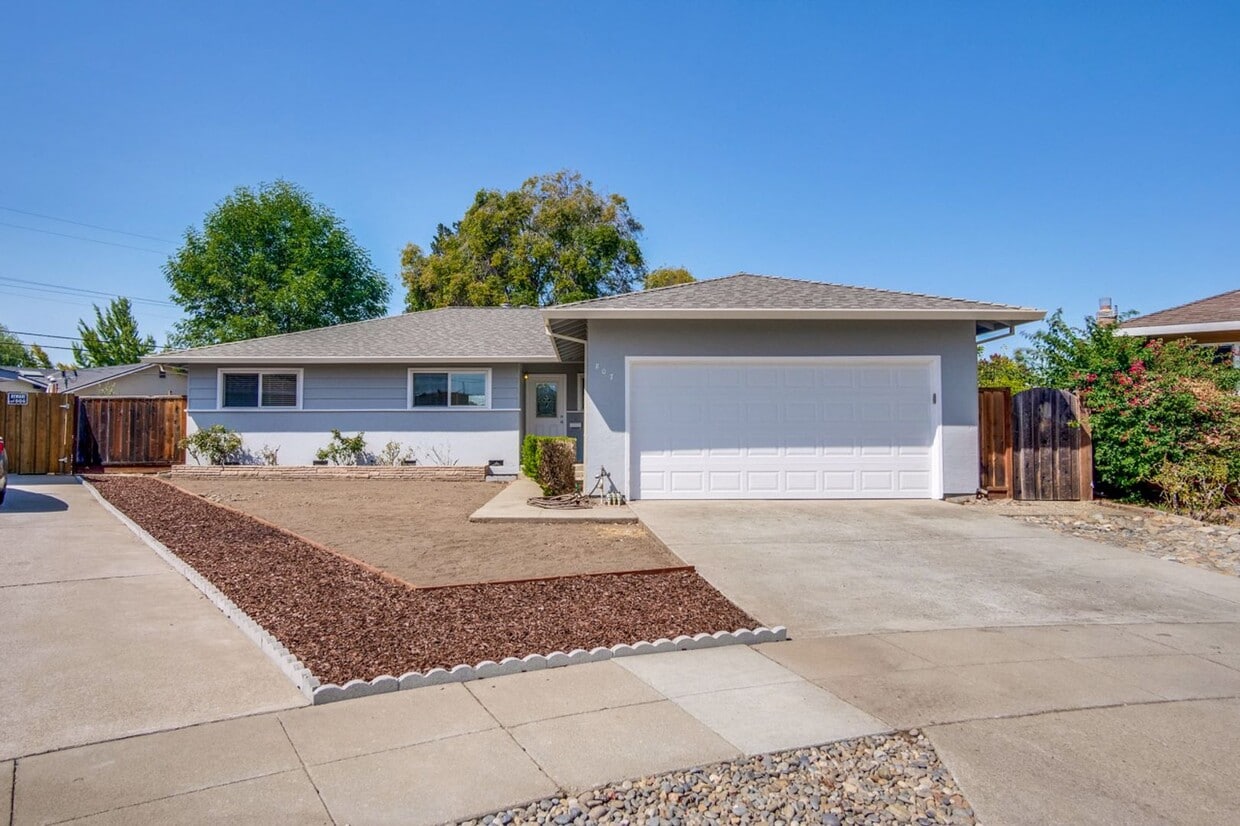 Primary Photo - Beautiful Birdland Home on Quiet Cul-de-Sa...