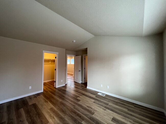 Building Photo - 419 SW 200th Ave