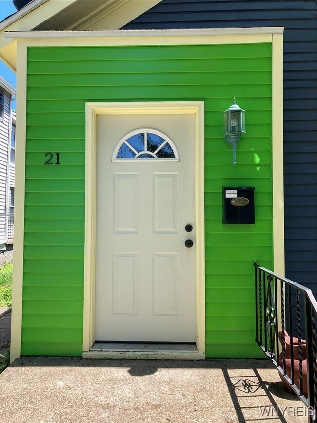 Building Photo - 21 College St