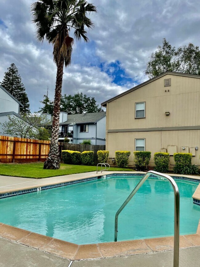 Building Photo - 3930 Hollister Ave