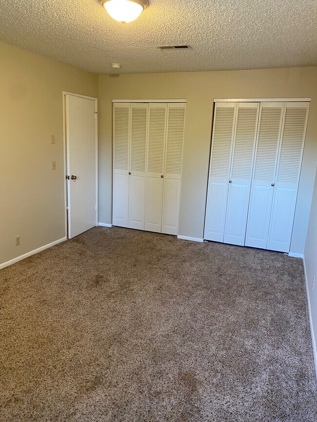 Building Photo - 2391 W Fairway Dr