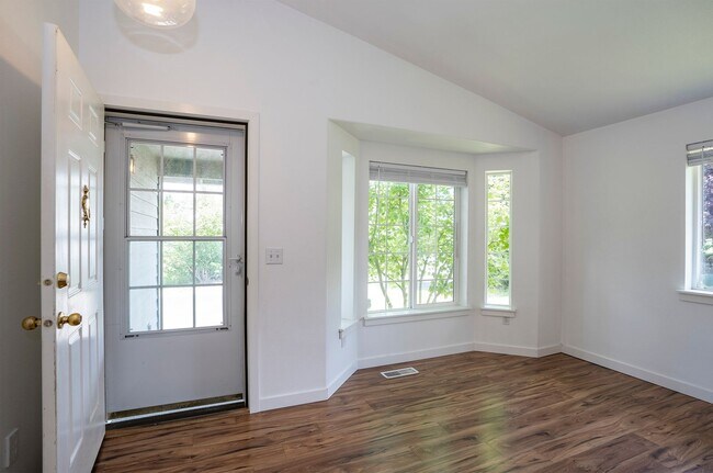Foto del edificio - Exquisite 3-bedroom, 2-full bath Home in Puyallup