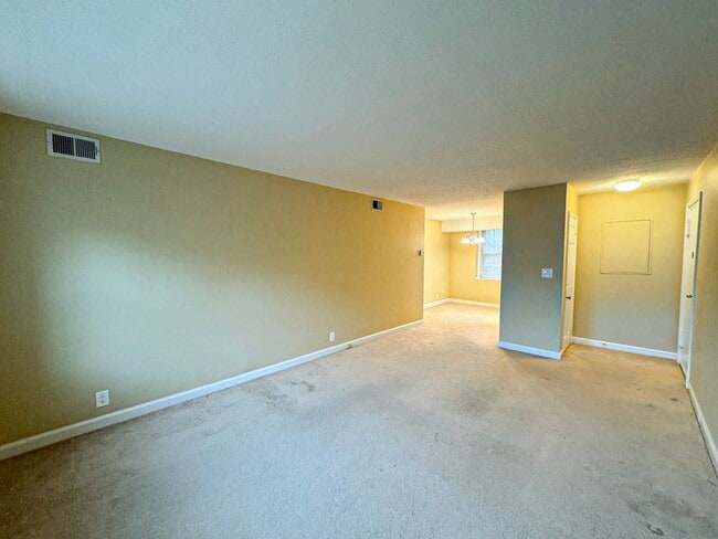 Building Photo - Charming 1 Bed 1 Bath Condo In Amenity-fil...