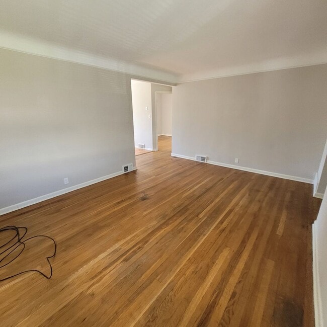 Building Photo - West Boulevard Area 3-Bed, 1-Bath Single-F...