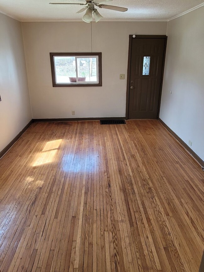 Building Photo - Cozy 2 bedroom single family home