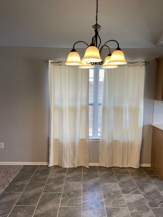 Foto del edificio - Mustang Schools! 3 bed 2 bath in Yukon! Built in 2020, Beautiful finishes and fenced backyard.