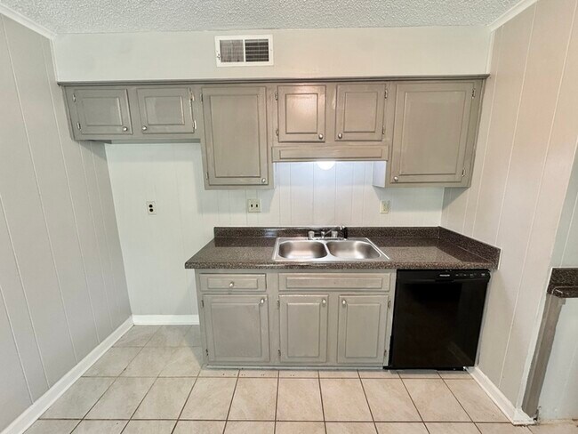 Foto del edificio - 5595 Briarwood Dr