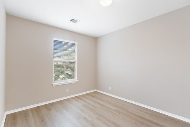 Foto del edificio - 6526 Charles Field