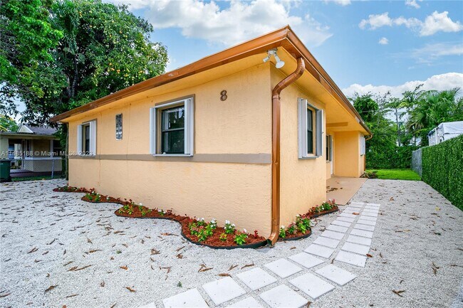 Building Photo - 817 NW 12th Ave