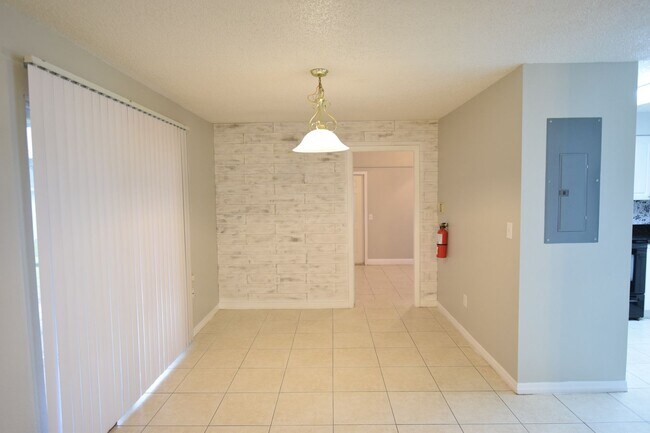 Foto del edificio - 4 Bedroom 2 bath with Fireplace on a corne...