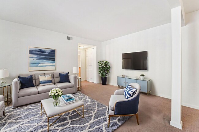 1 habitación, 1 baño - 692 pies cuadrados - Sala de estar - Foxborough Estates