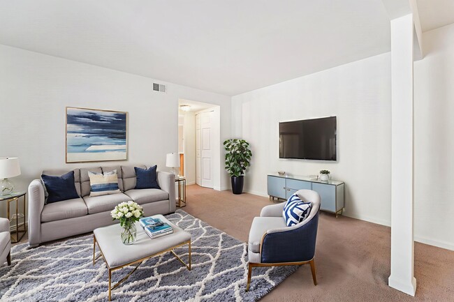 1BR, 1BA - 692SF - Living Room - Foxborough Estates