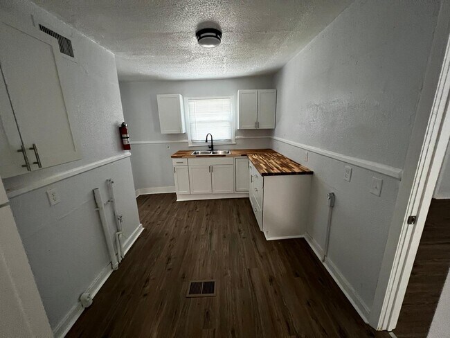 Building Photo - 1058 Combs St