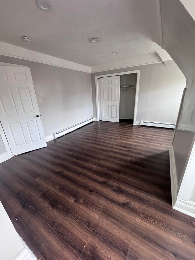 Foto del edificio - 649 Mt Prospect Ave