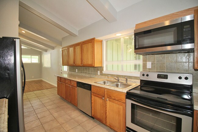 Building Photo - 1330 Rikisha Ln