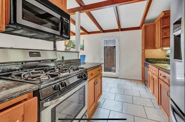 Kitchen - 220 Los Altos Pl