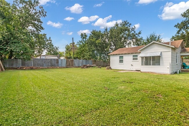 Foto del edificio - 807 Fisher St