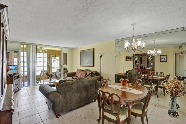Foto del edificio - 8100 Sunrise Lakes Blvd
