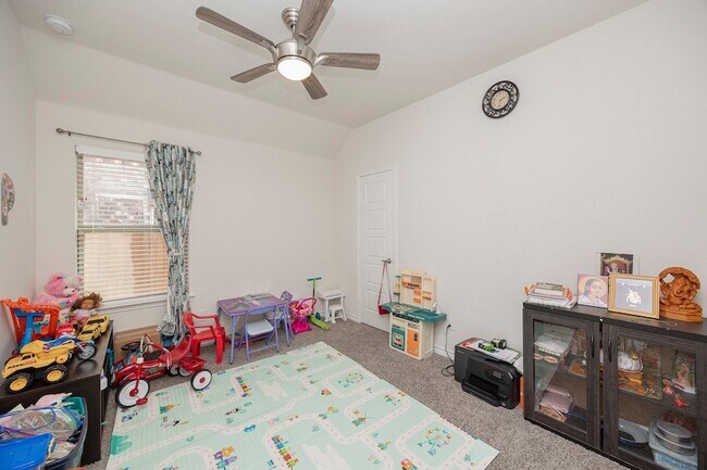 Foto del edificio - 3229 Trails End Rd